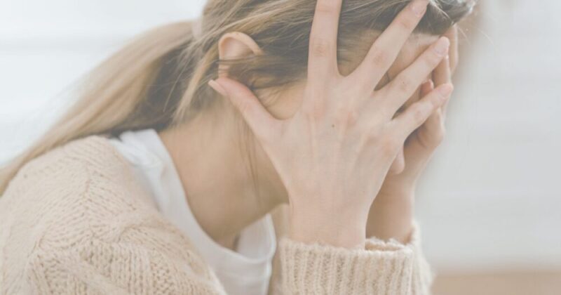 悩む女性